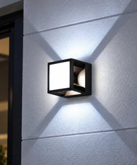Applique extérieure noire à effet lumineux en X allumée en lumière froide