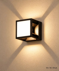 Applique extérieure à effet en X en lumière chaude, avec dimensions de 10 × 10 × 10 cm