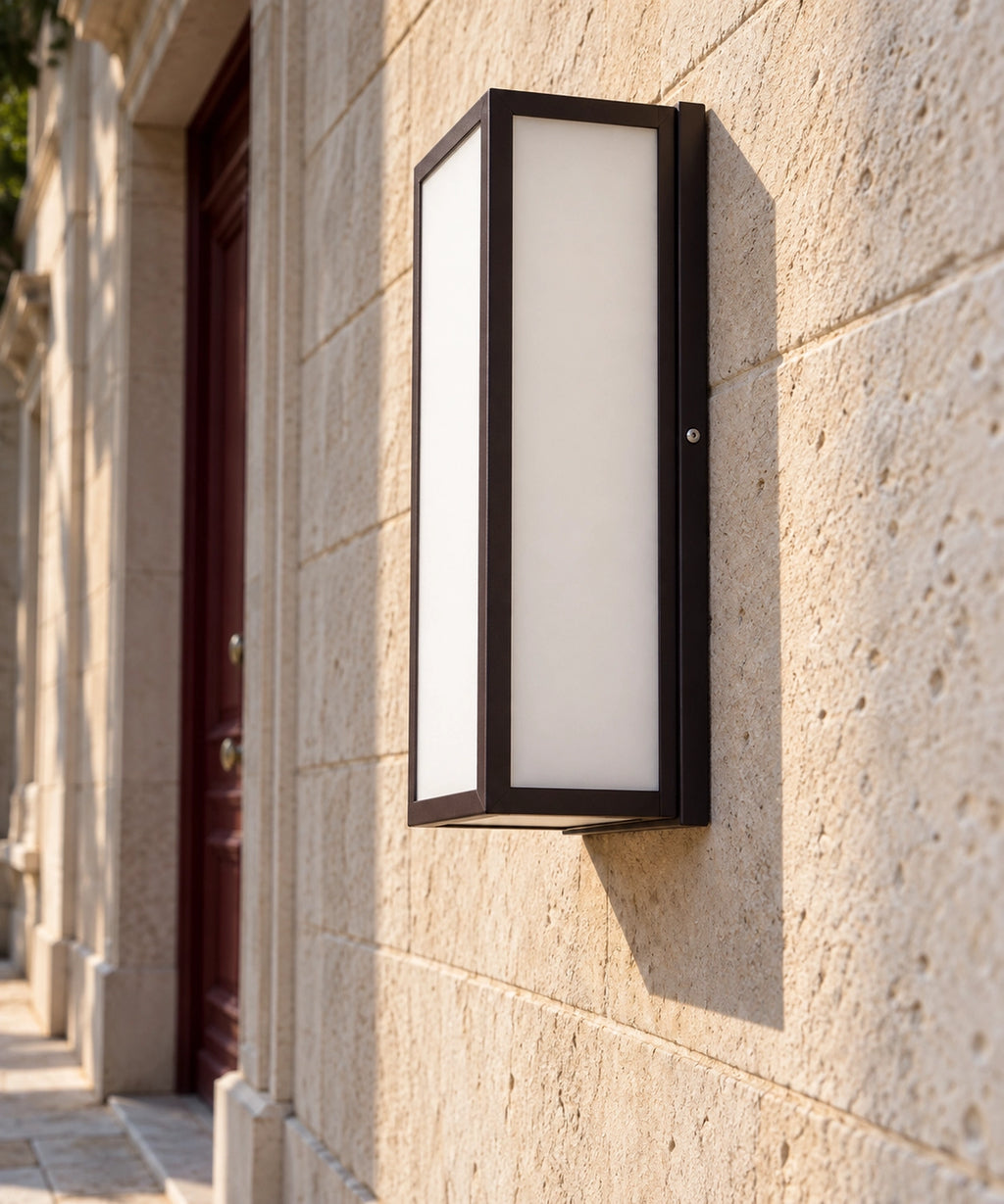 Vue latérale de la lanterne noire éteinte, diffuseur blanc et fixation murale visibles