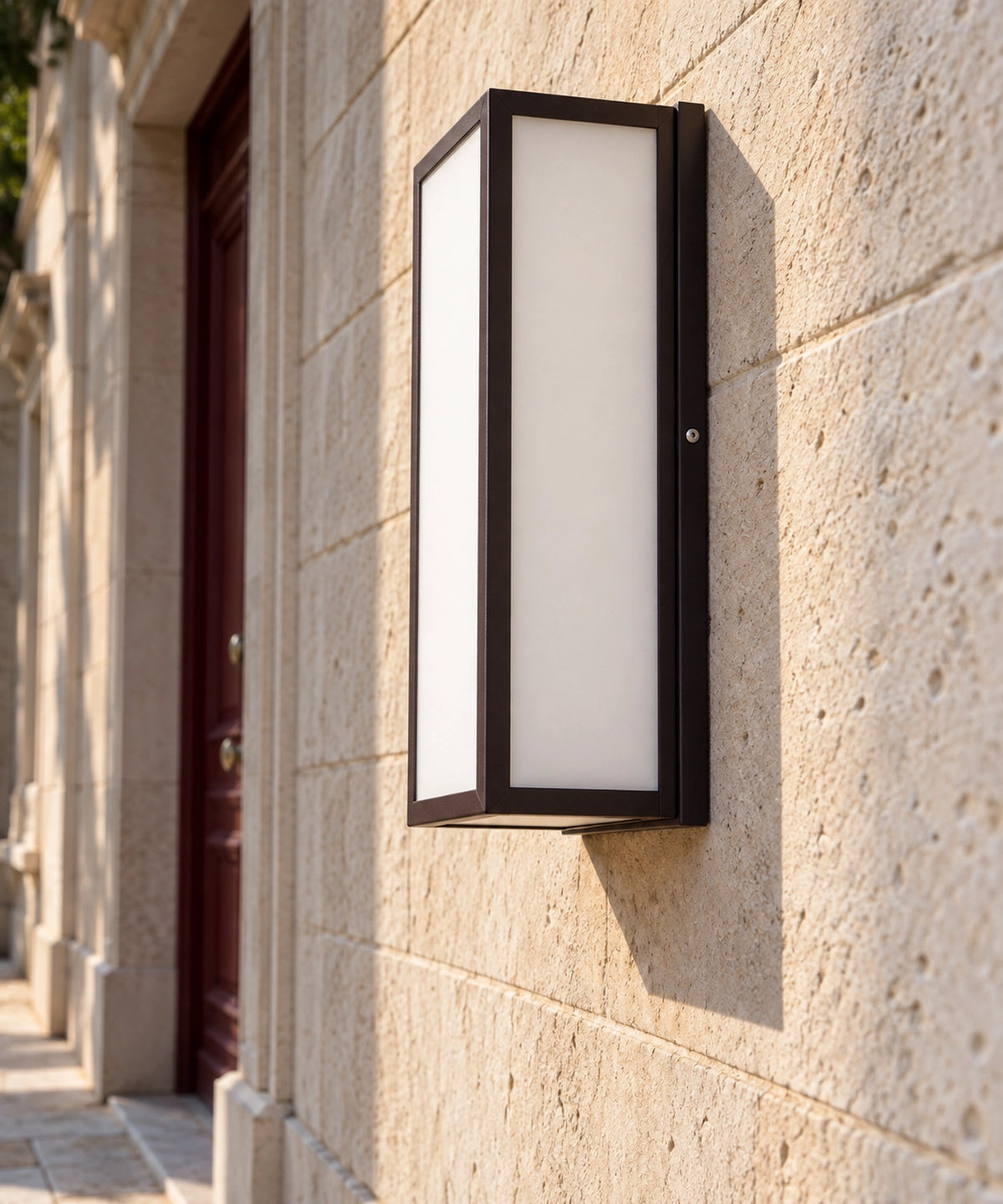 Vue latérale de la lanterne noire éteinte, diffuseur blanc et fixation murale visibles