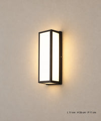 Lanterne noire avec dimensions de 26 cm de hauteur, 11 cm de largeur et 11 cm de profondeur