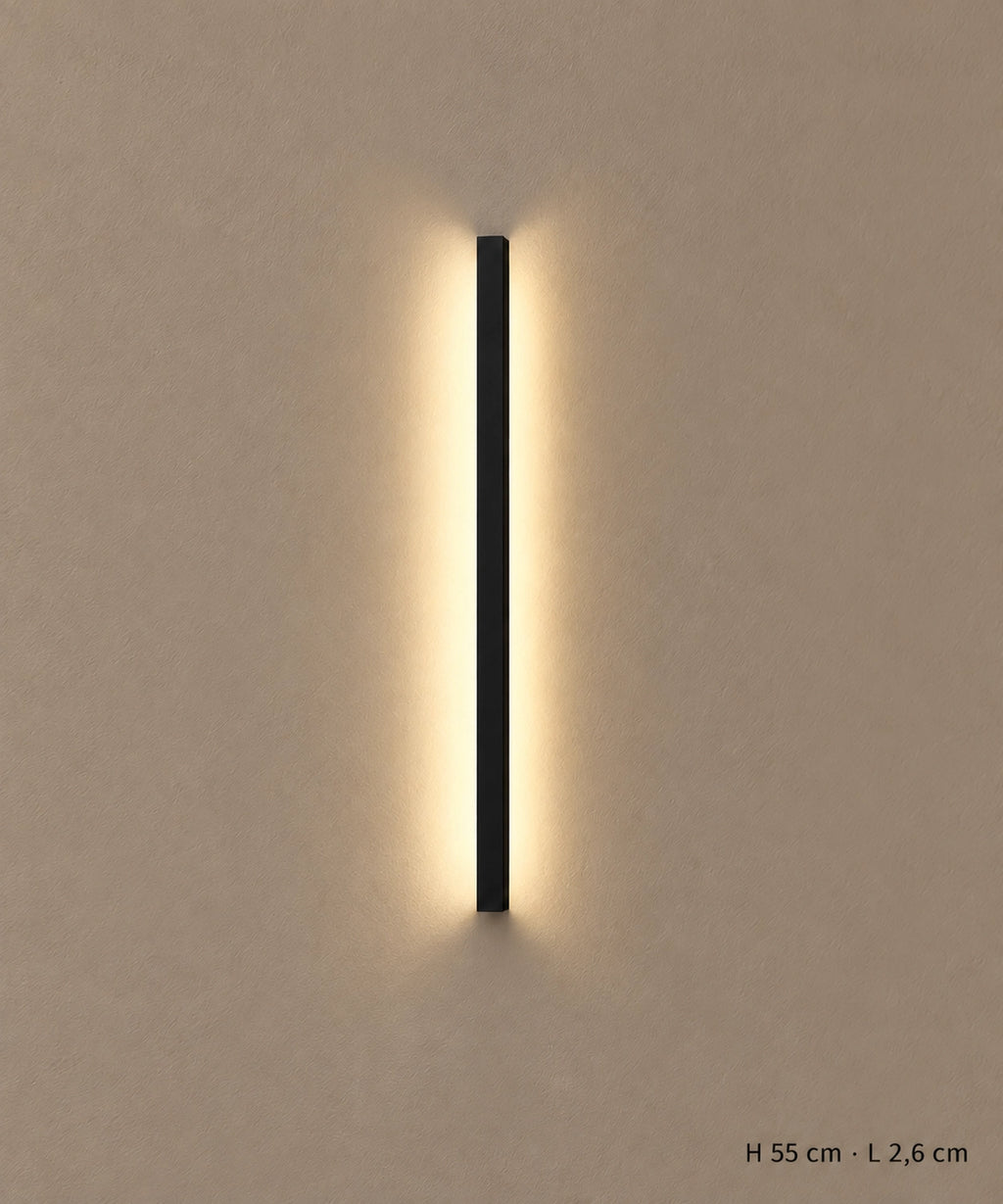 Applique longue noire de 55 cm vue de face, allumée, avec dimensions indiquées en bas