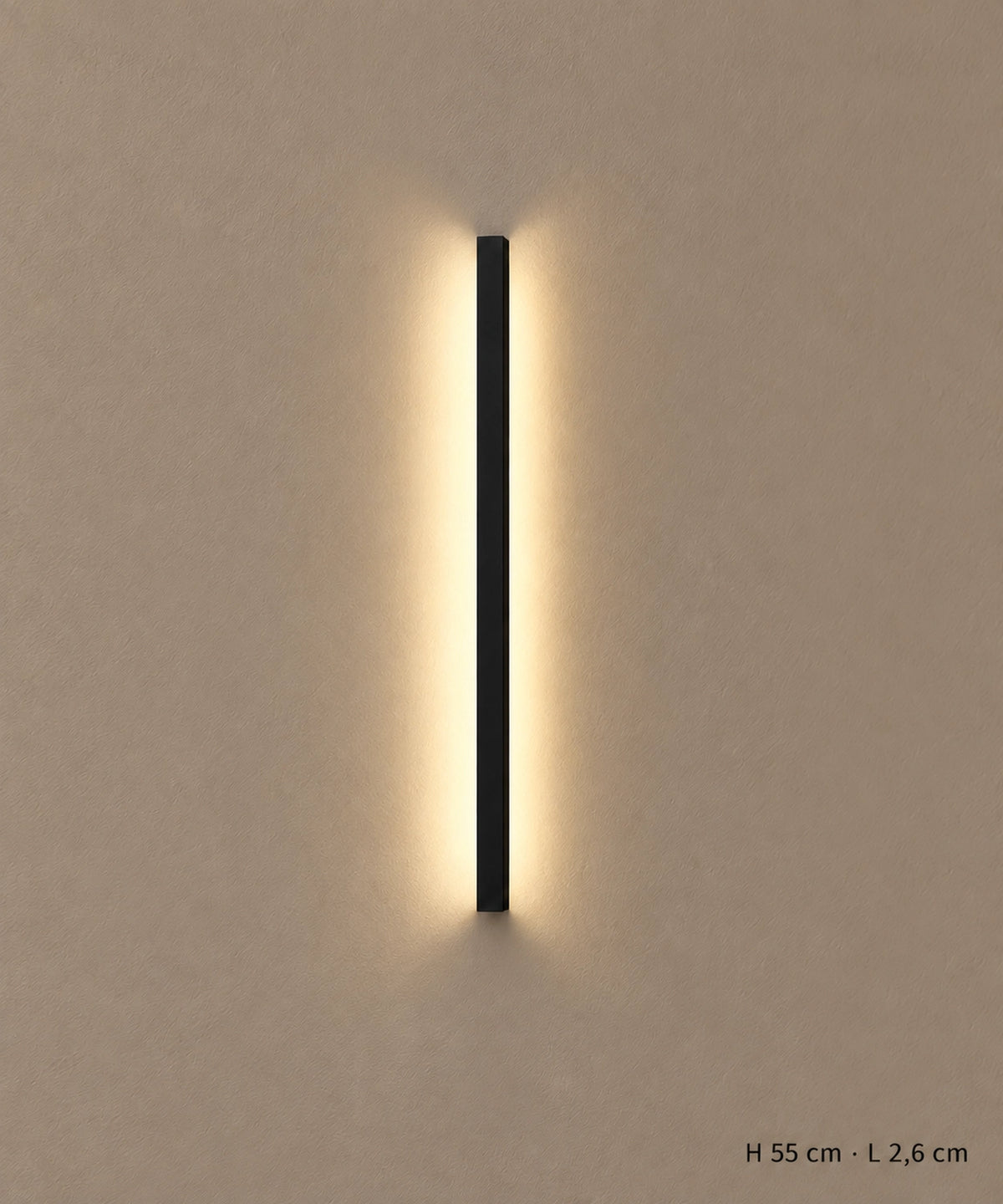 Applique longue noire de 55 cm vue de face, allumée, avec dimensions indiquées en bas