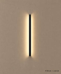 Applique longue noire de 55 cm vue de face, allumée, avec dimensions indiquées en bas