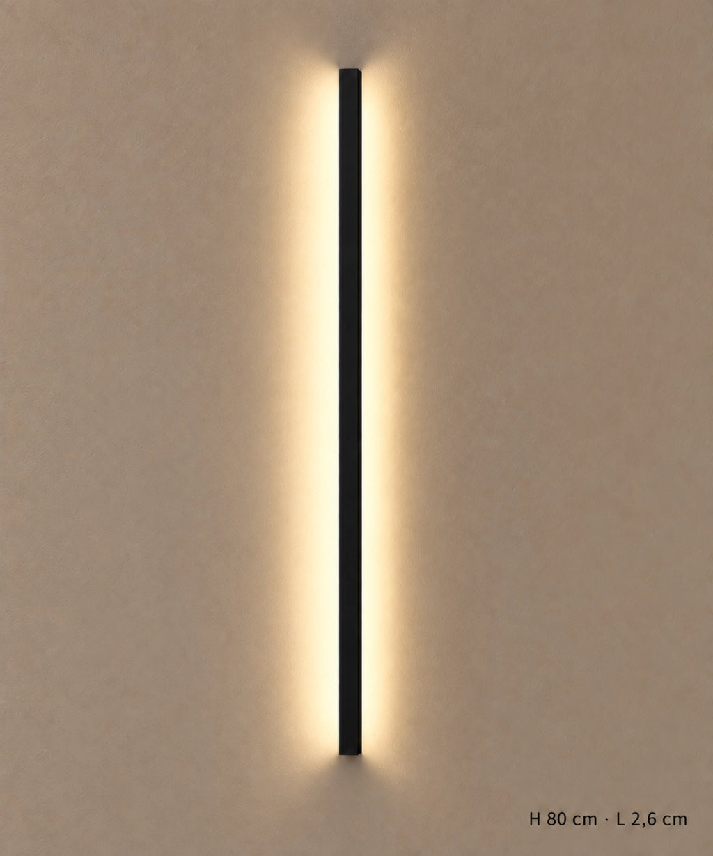 Applique longue noire de 80 cm vue de face, avec halo lumineux et dimensions en bas