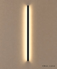 Applique longue noire de 80 cm vue de face, avec halo lumineux et dimensions en bas