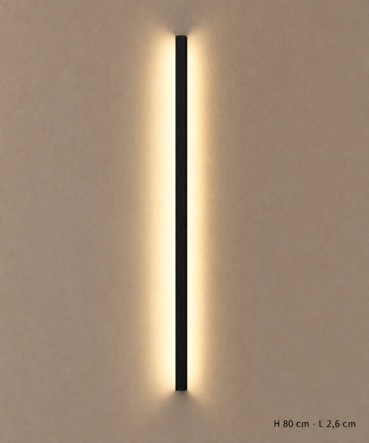 Applique longue noire de 80 cm vue de face, avec halo lumineux et dimensions en bas