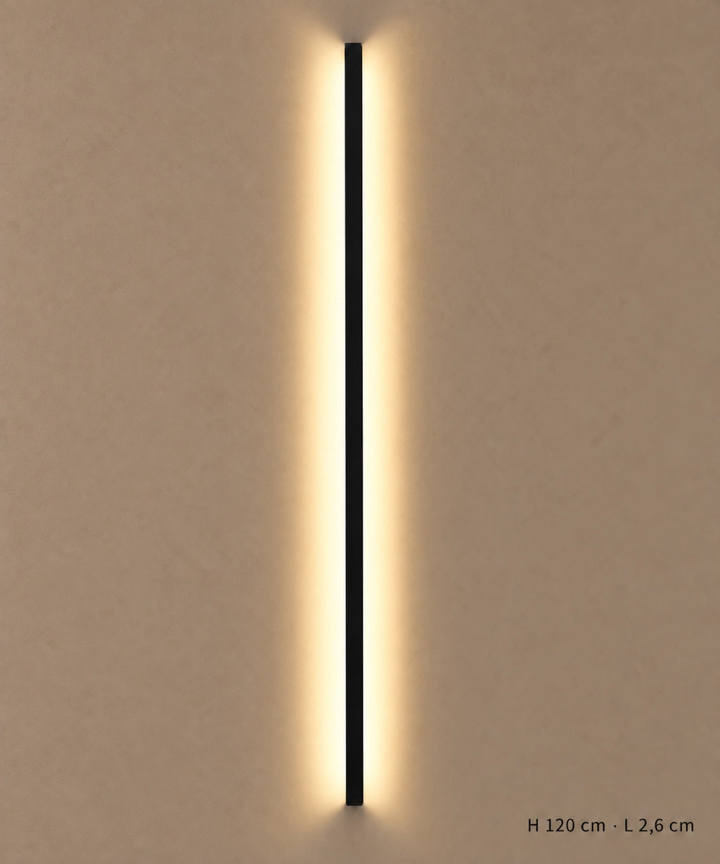 Applique longue noire de 120 cm vue de face sur un mur clair, avec ses dimensions