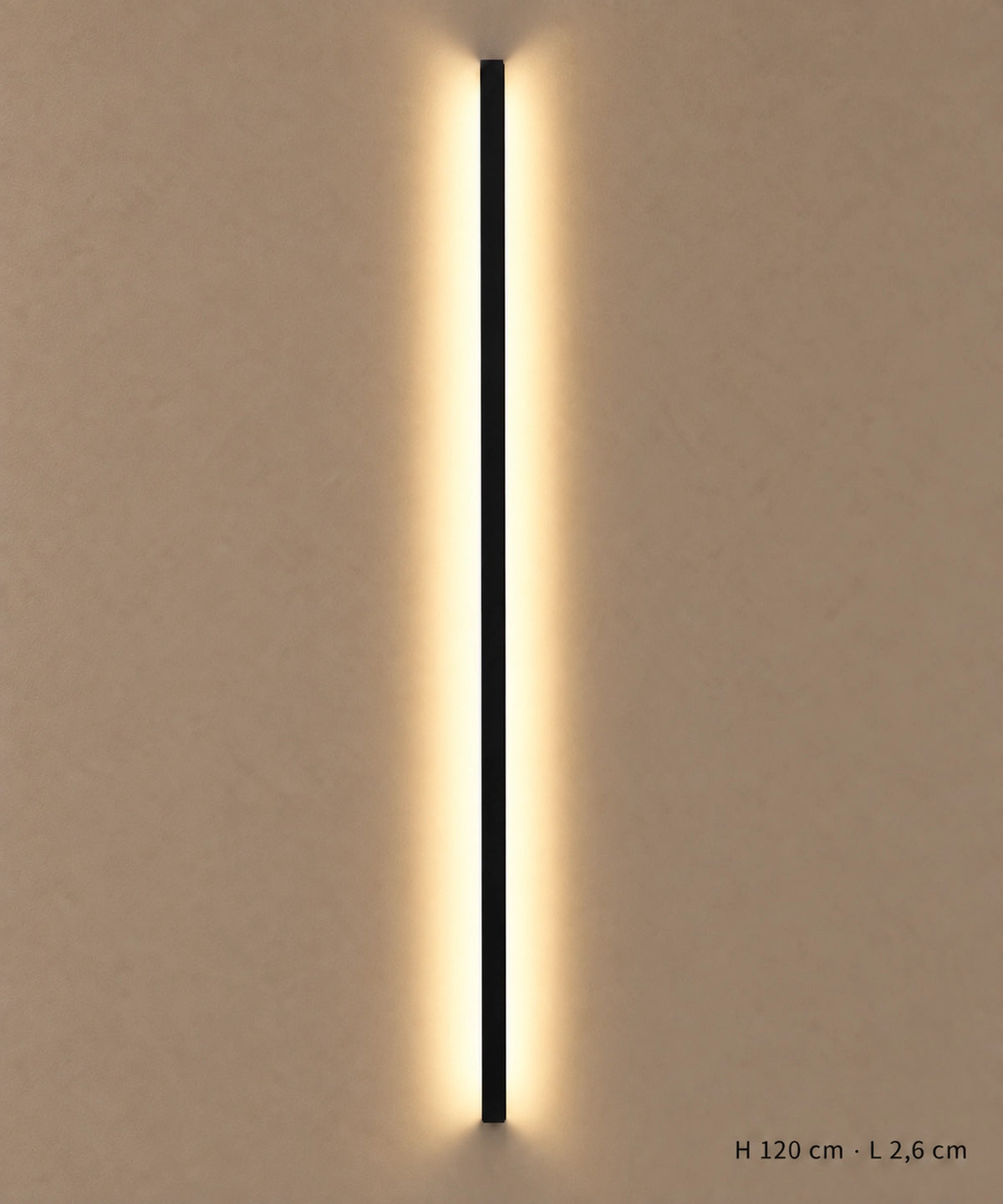 Applique longue noire de 120 cm vue de face sur un mur clair, avec ses dimensions