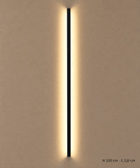 Applique longue noire de 120 cm vue de face sur un mur clair, avec ses dimensions