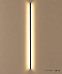 Applique longue noire de 145 cm allumée, avec dimensions inscrites en bas à droite