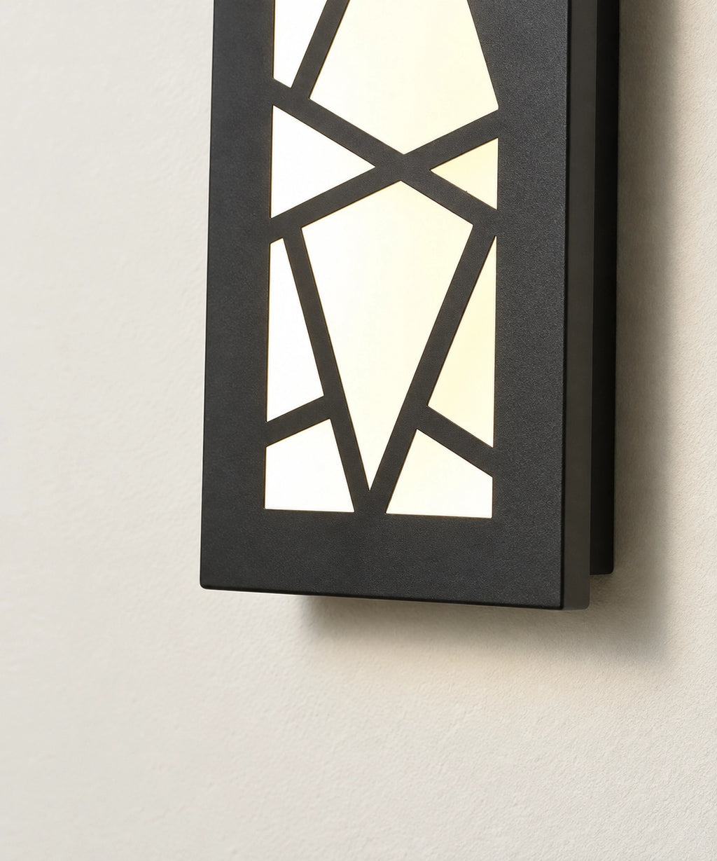 Détail du diffuseur clair, du bord inférieur et du boîtier noir de l’applique géométrique