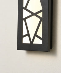 Détail du diffuseur clair, du bord inférieur et du boîtier noir de l’applique géométrique