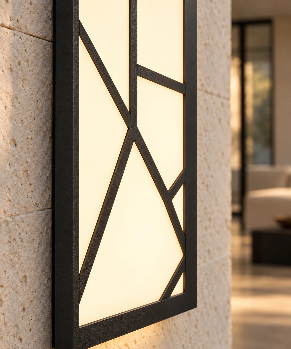 Détail du motif noir devant le panneau lumineux, applique installée sur un mur en pierre