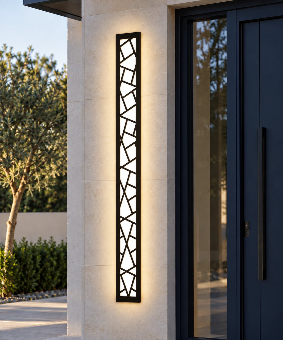 Applique extérieure noire à motif géométrique allumée près d’une porte d’entrée