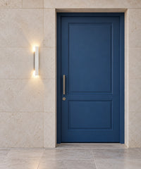 Applique verticale blanche allumée à côté d’une porte d’entrée bleue