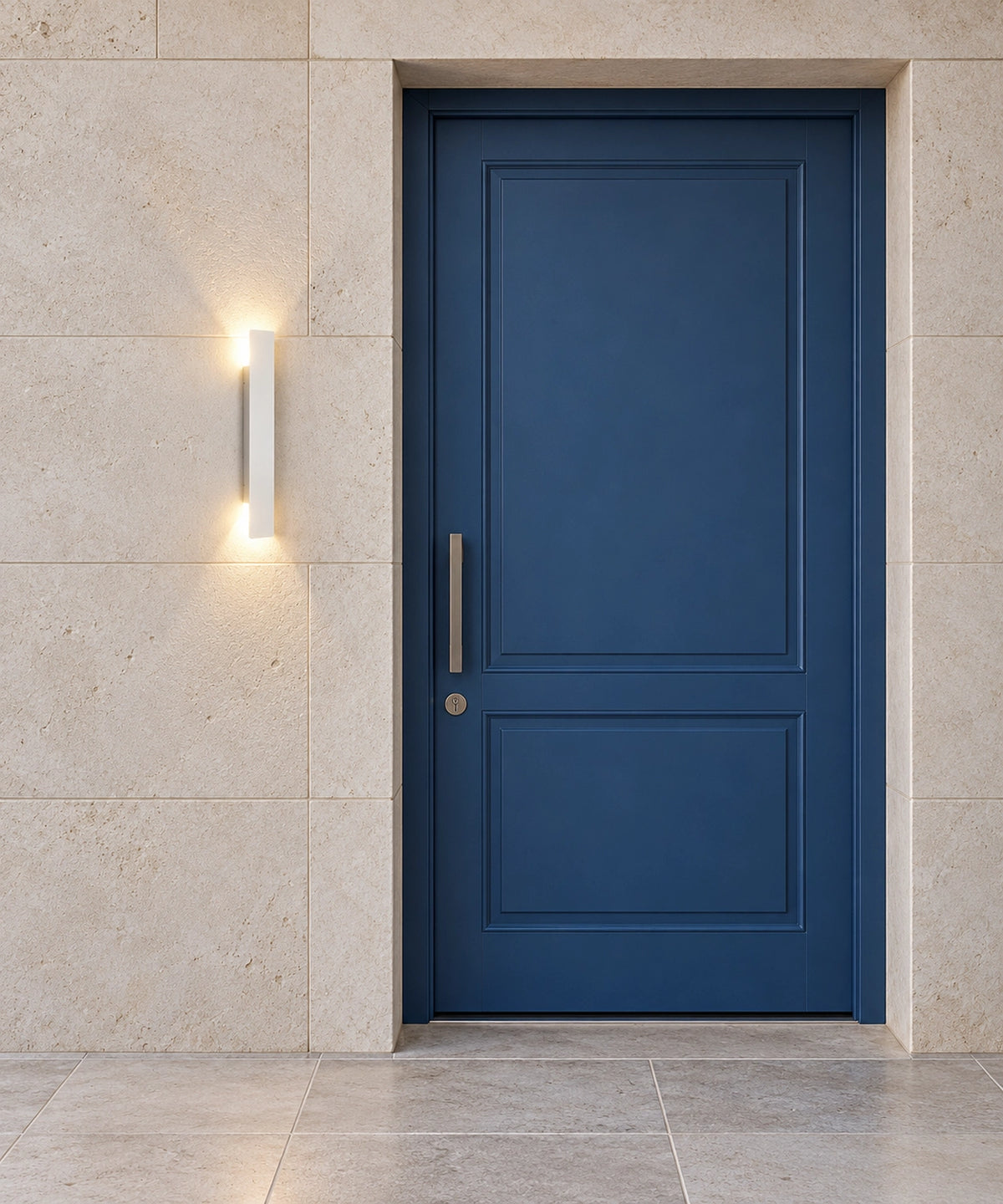 Applique verticale blanche allumée à côté d’une porte d’entrée bleue