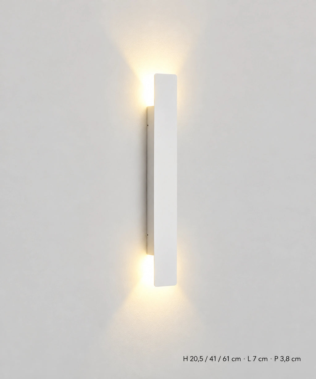 Applique blanche avec hauteurs de 20,5, 41 et 61 cm, largeur 7 cm et profondeur 3,8 cm