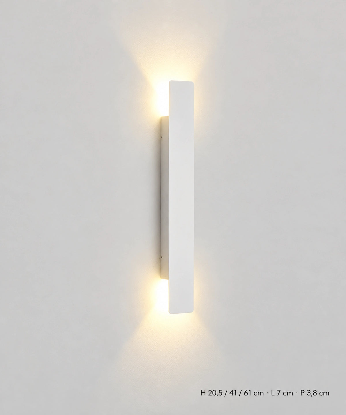Applique blanche avec hauteurs de 20,5, 41 et 61 cm, largeur 7 cm et profondeur 3,8 cm