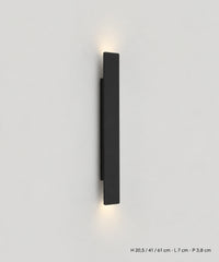 Applique noire avec hauteurs de 20,5, 41 et 61 cm, largeur 7 cm et profondeur 3,8 cm