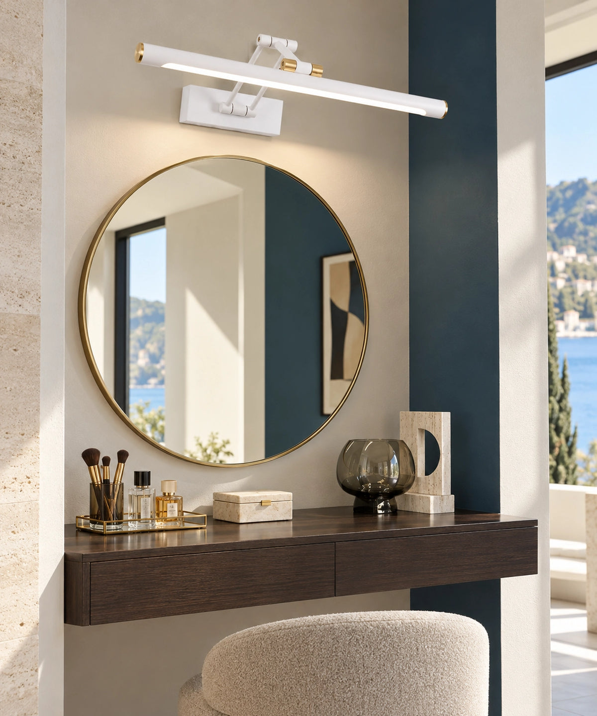 Applique blanche à tube orientable dans une alcôve de coiffeuse avec miroir rond