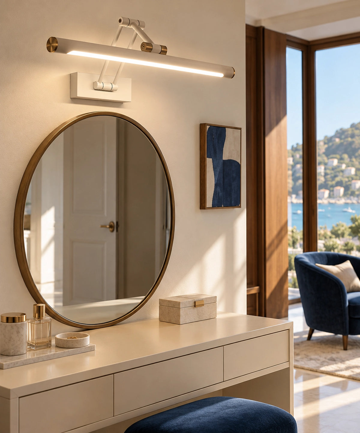 Applique LED blanche à bras articulés au-dessus du miroir ovale d’une coiffeuse