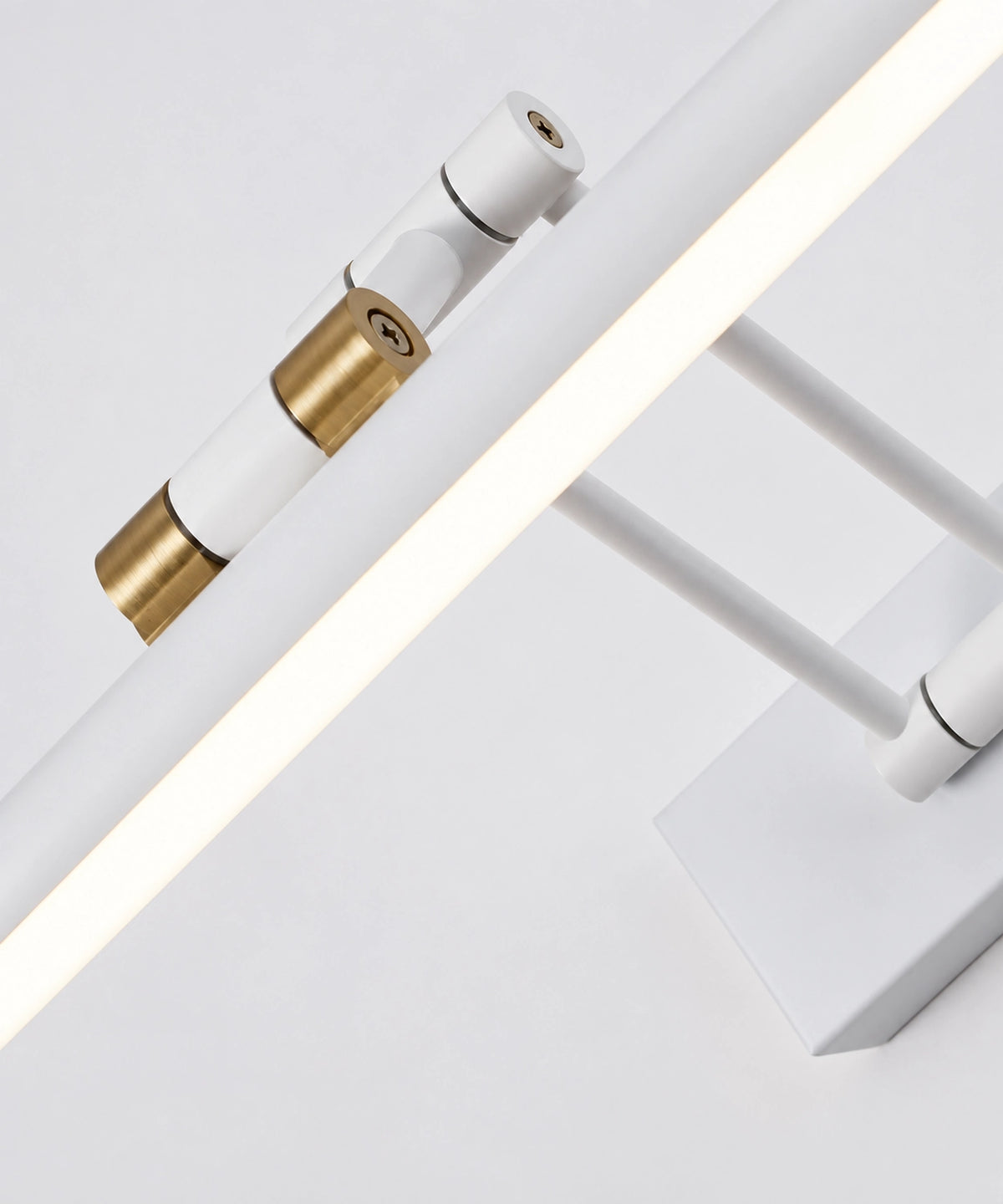 Détail de l’articulation dorée et du diffuseur de l’applique blanche Image