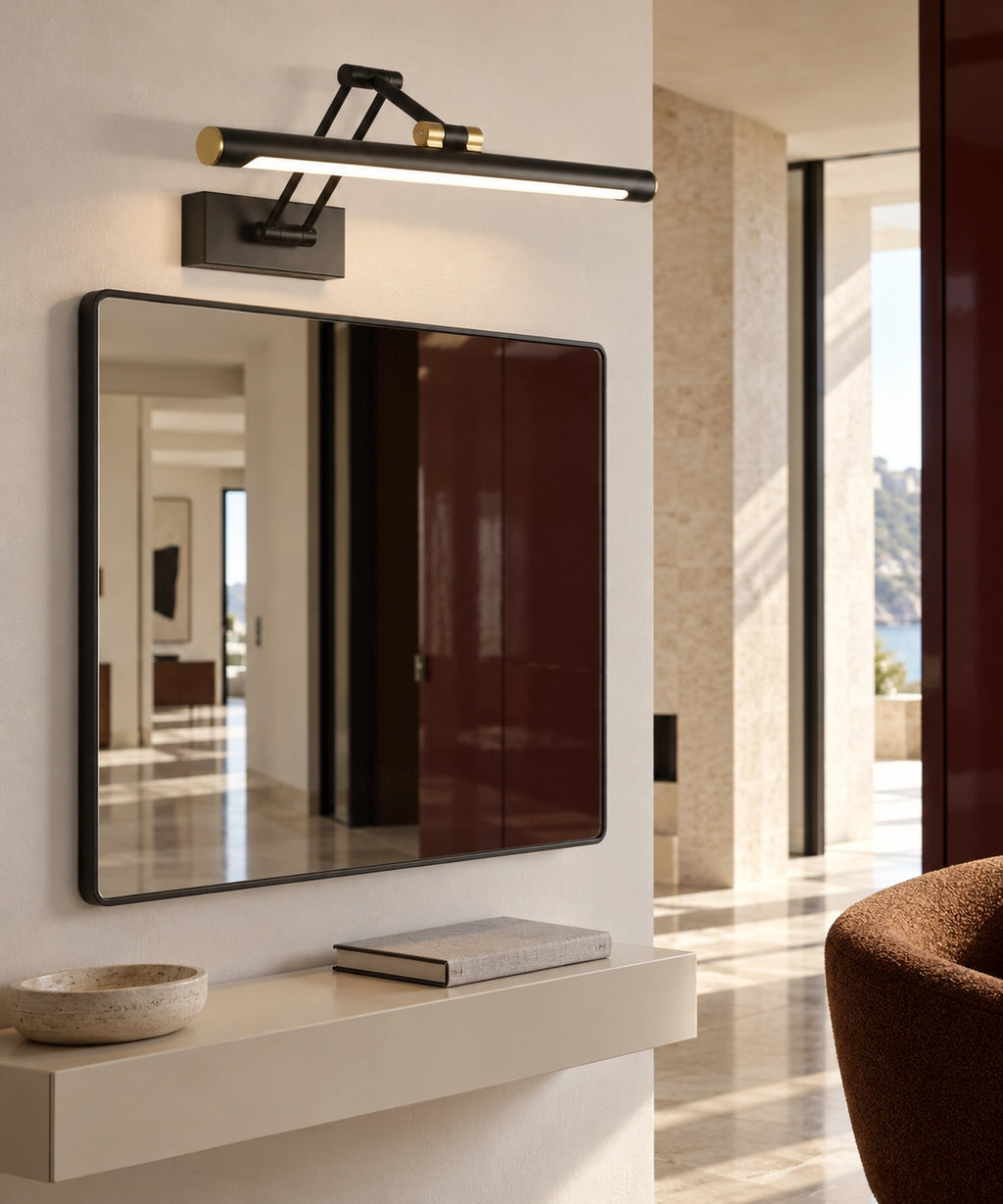 Applique articulée noire vue de côté au-dessus d’un miroir et d’une console d’entrée