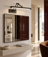 Applique articulée noire vue de côté au-dessus d’un miroir et d’une console d’entrée