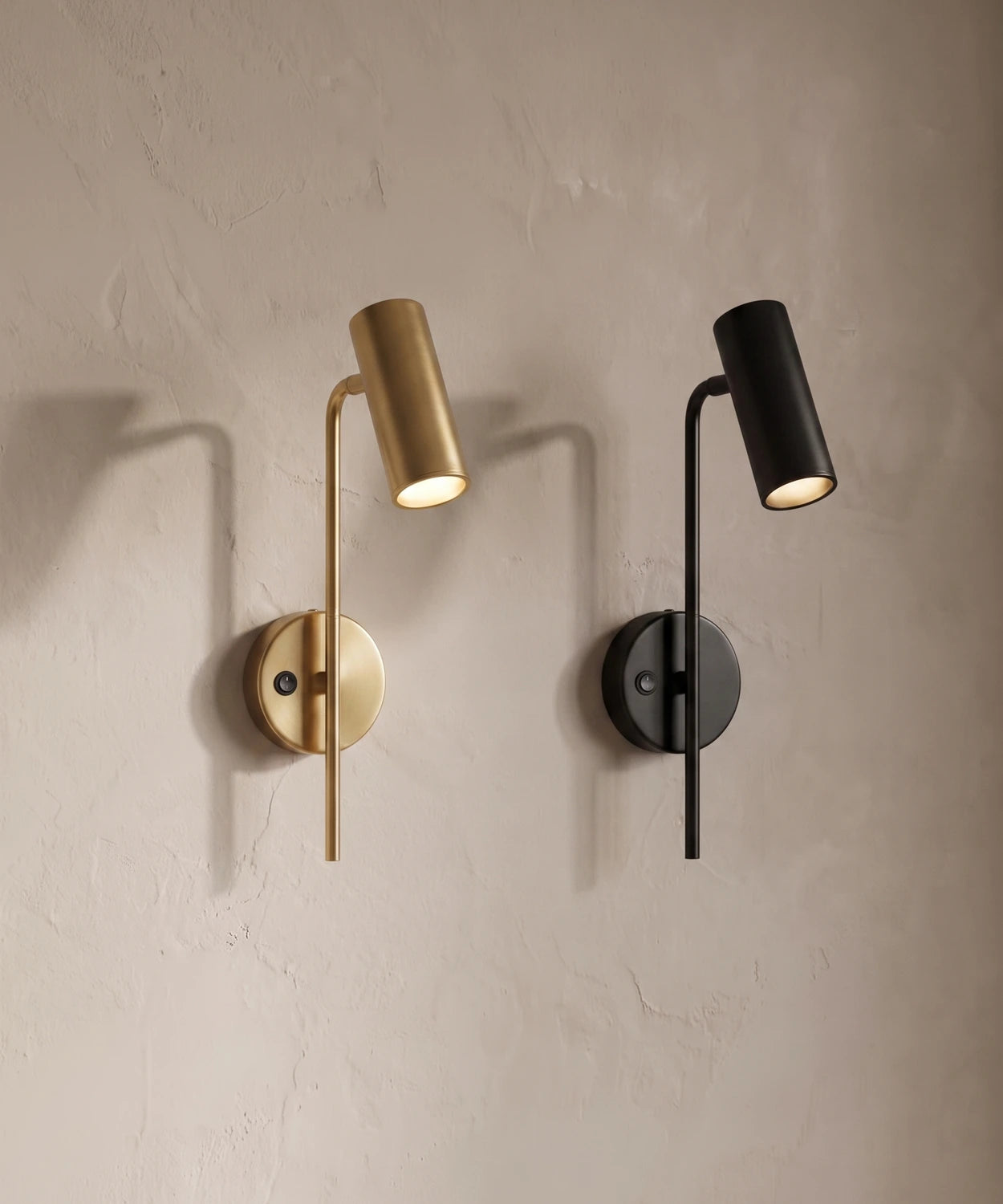 Les deux finitions de l'applique liseuse orientable, dorée et noire
