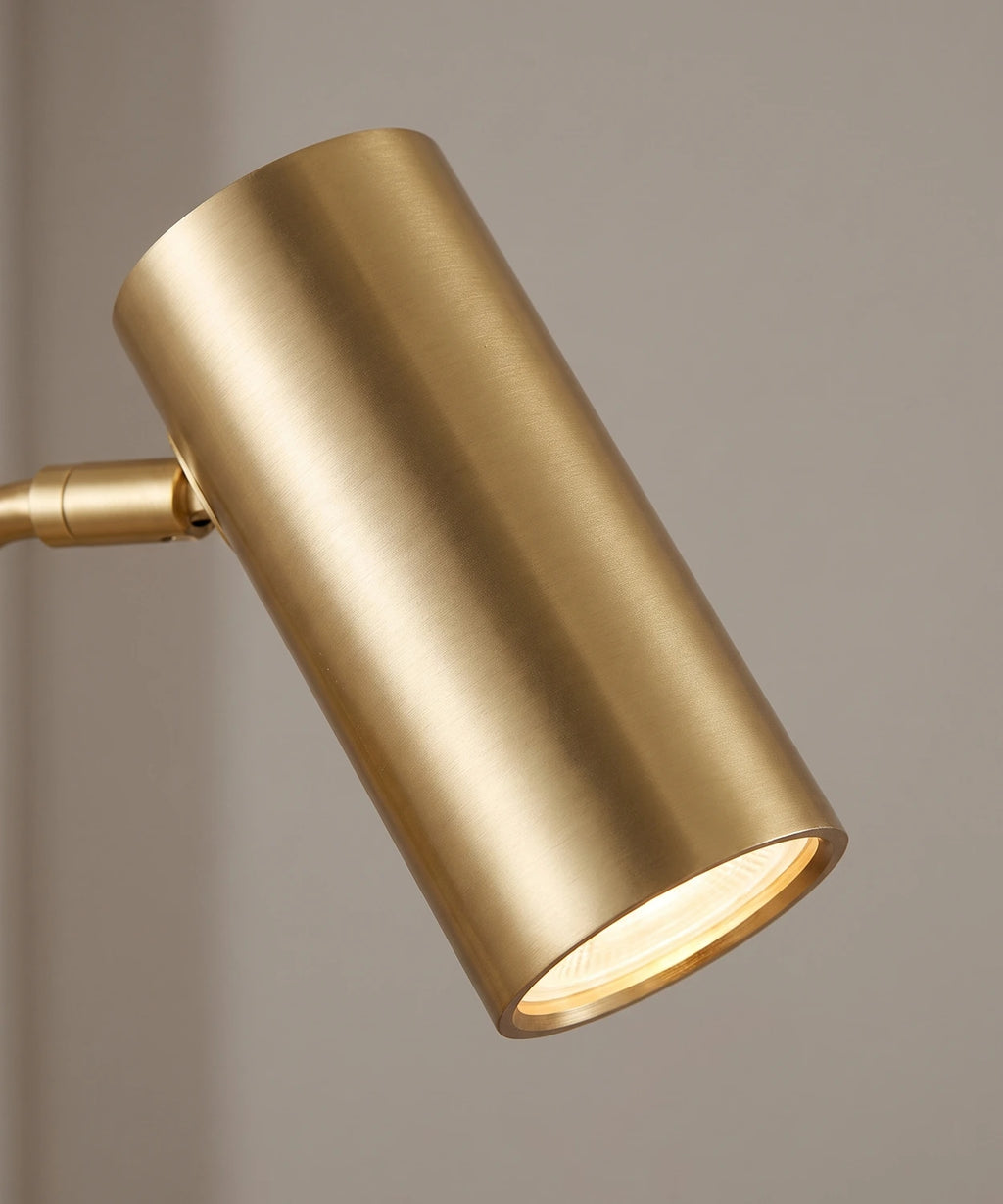 Détail du spot cylindrique doré satiné vu de trois quarts