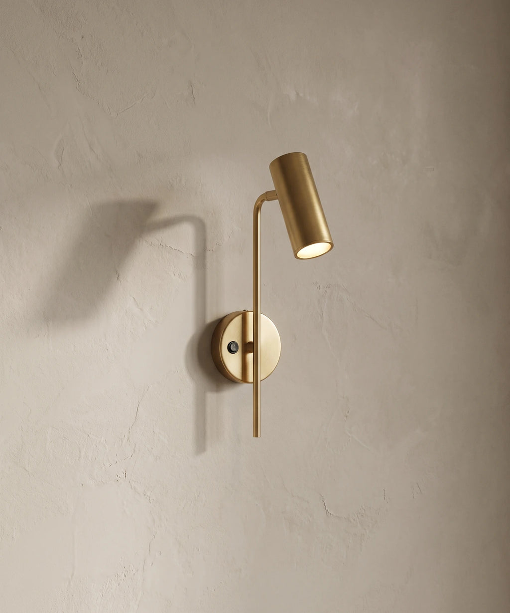 Applique liseuse orientable dorée, spot cylindrique sur rotule