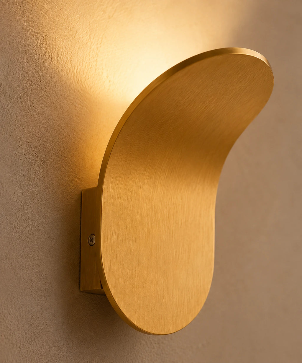 Détail du brossage de la feuille d’aluminium or et de son socle mural