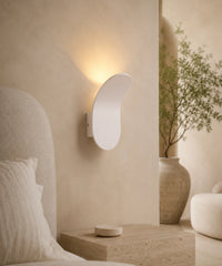 Applique murale aluminium brossé blanche en tête de lit, halo sur le mur enduit