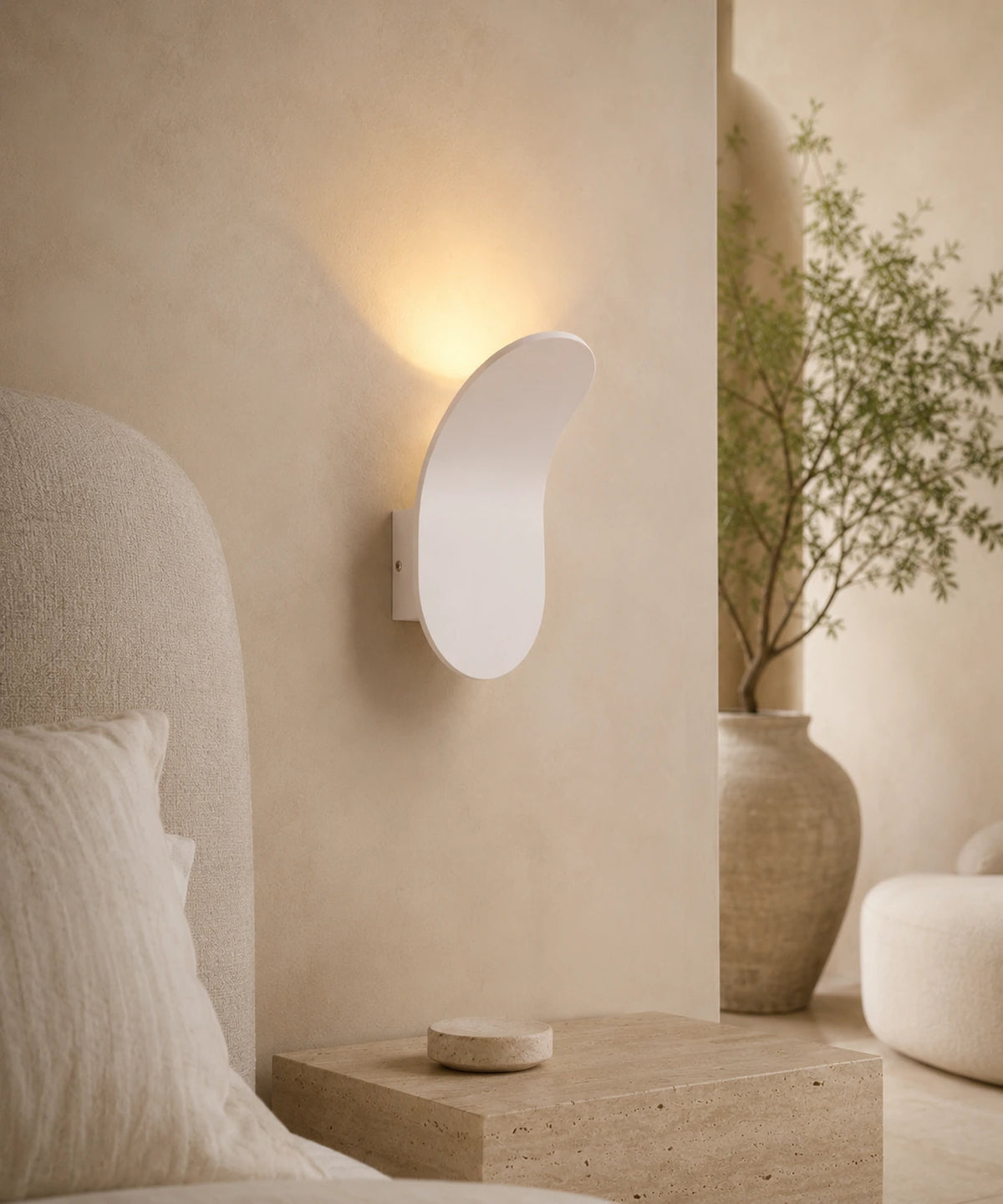 Applique murale aluminium brossé blanche en tête de lit, halo sur le mur enduit
