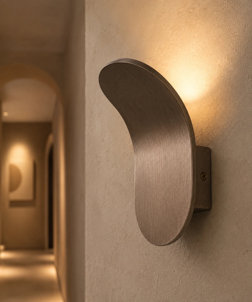 Applique murale en aluminium brossé bronze éclairant vers le haut dans un couloir voûté