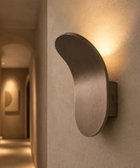 Applique murale en aluminium brossé bronze éclairant vers le haut dans un couloir voûté