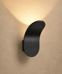 Applique murale feuille en aluminium noir, halo de lumière chaude au-dessus