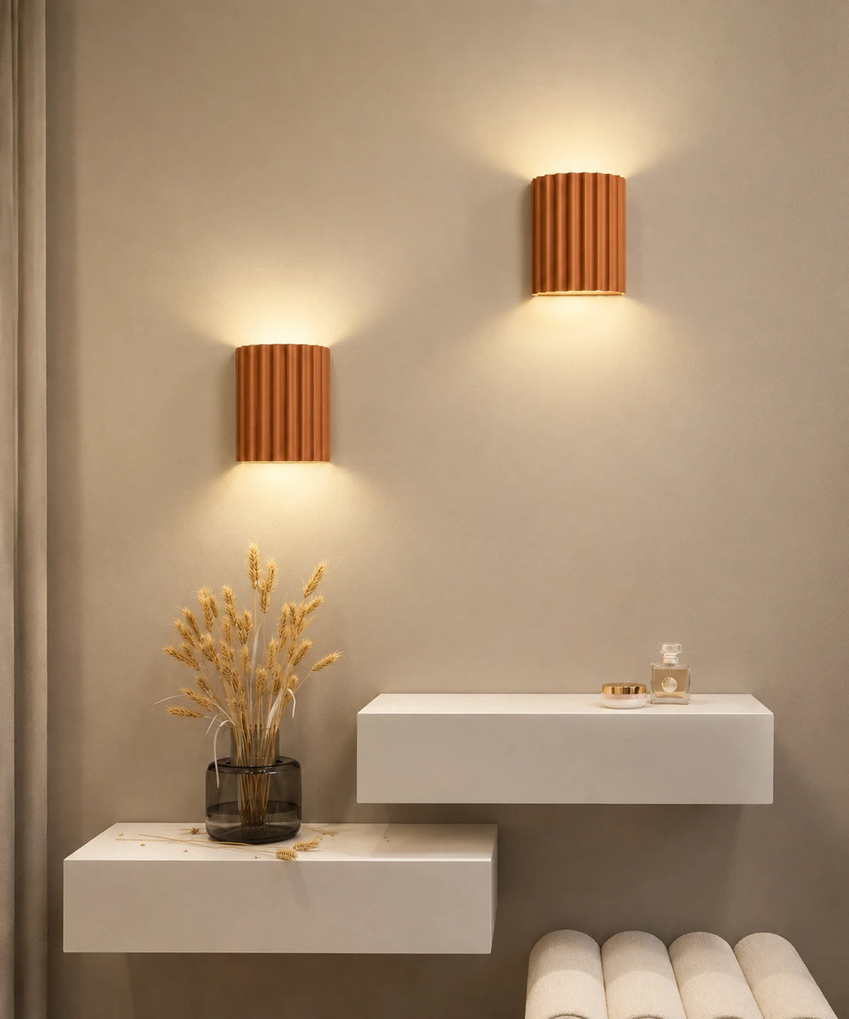 Deux appliques murales cannelées orange avec lumière vers le haut et le bas