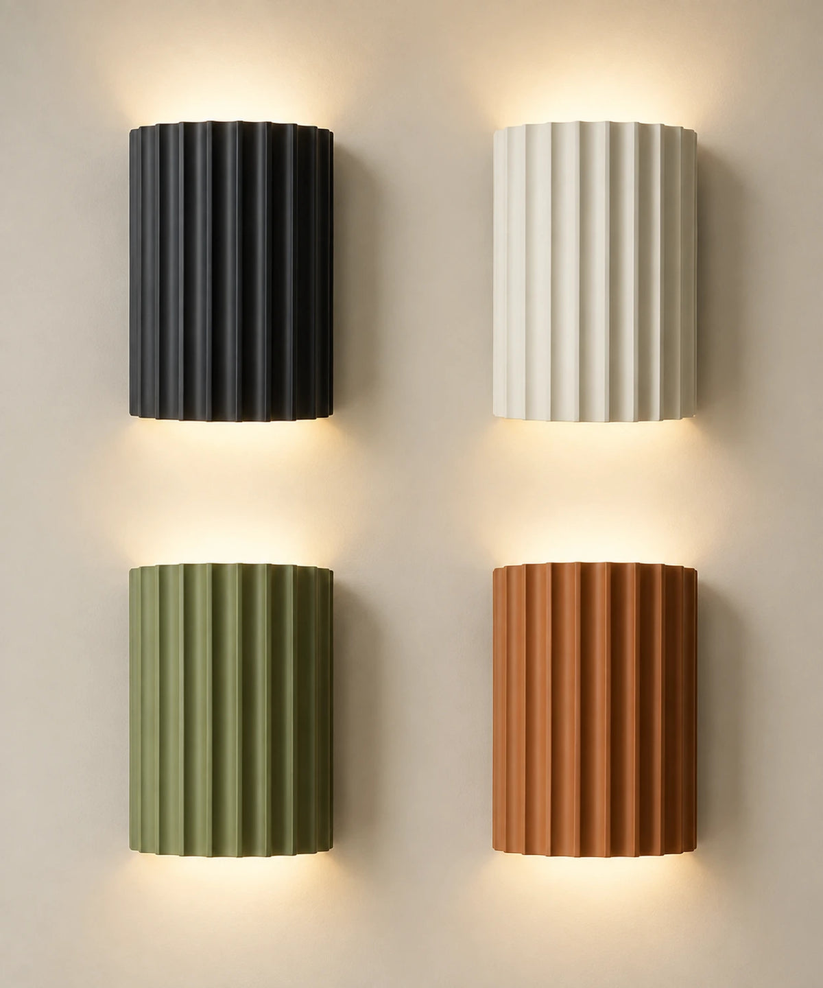 Comparaison des appliques cannelées allumées en gris foncé, blanc, vert et orange