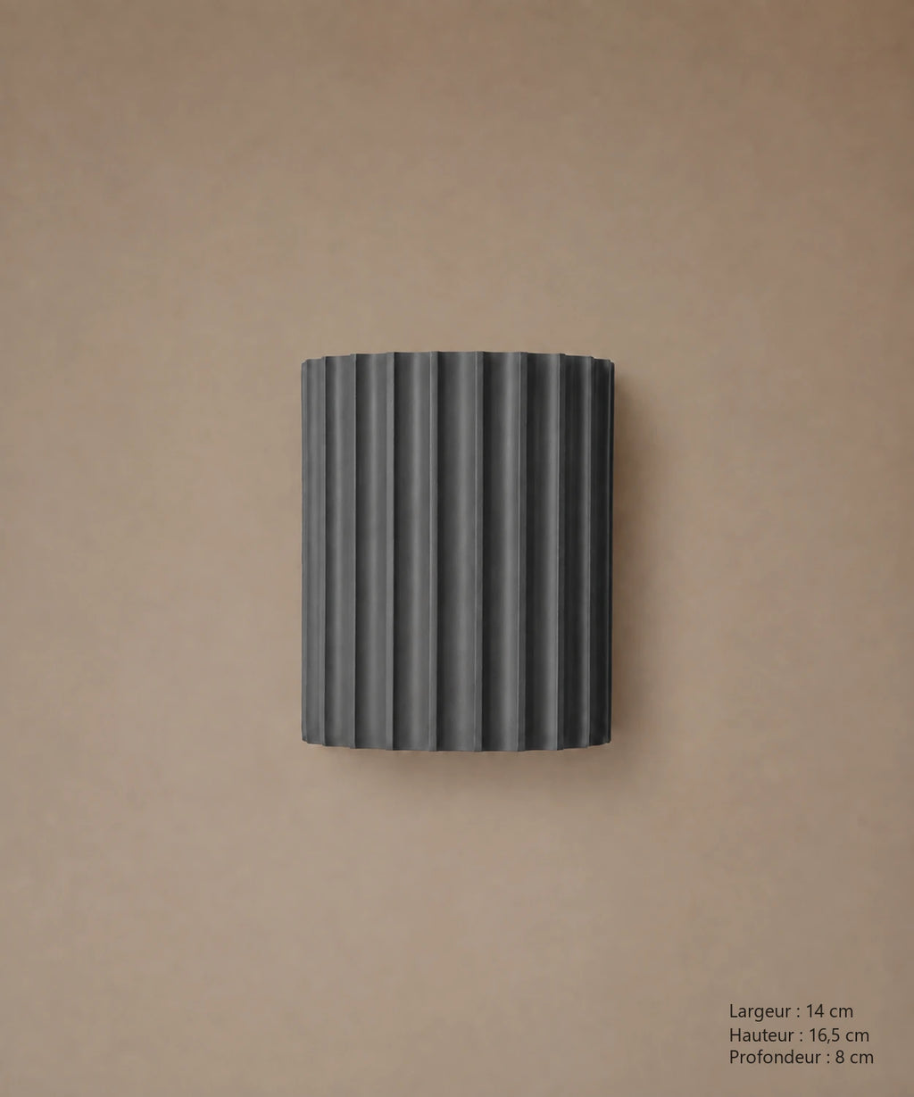 Applique murale cannelée gris foncé éteinte, vue de face avec dimensions