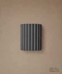 Applique murale cannelée gris foncé éteinte, vue de face avec dimensions