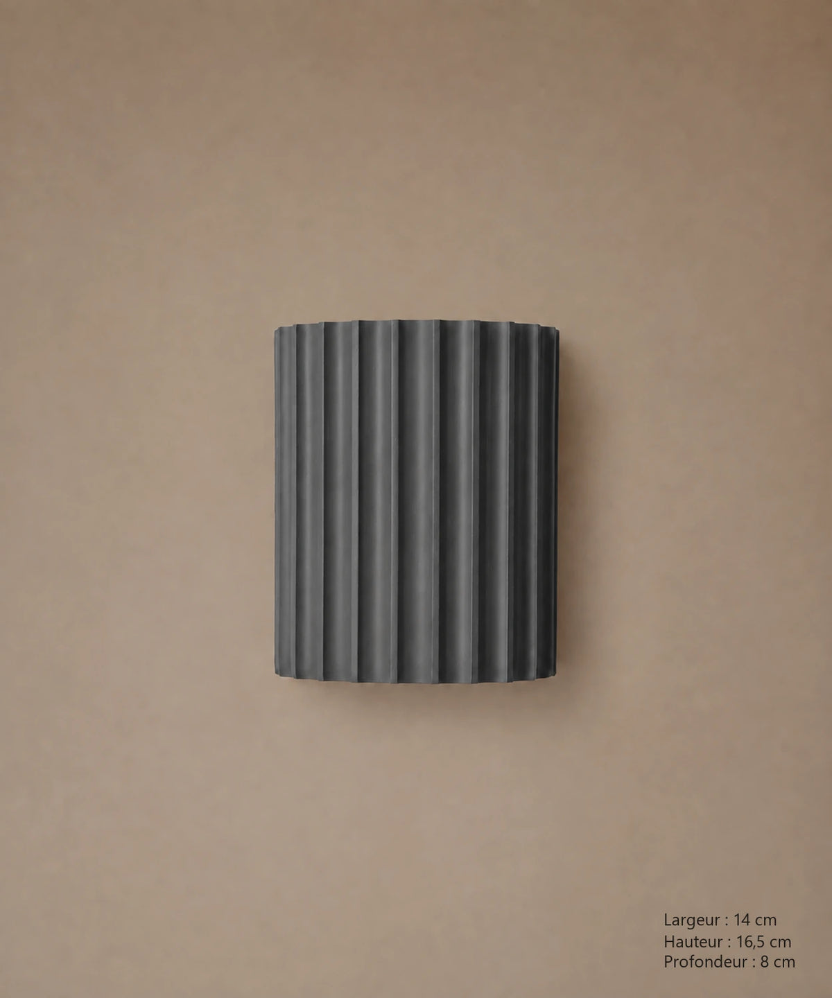 Applique murale cannelée gris foncé éteinte, vue de face avec dimensions