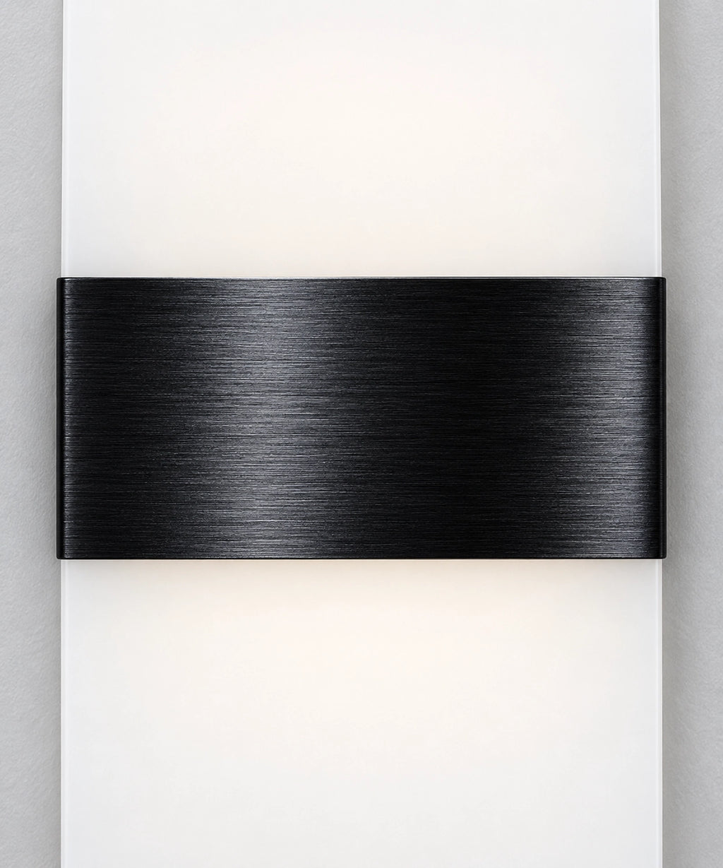 Détail de la bande noire brossée devant le diffuseur blanc de l’applique