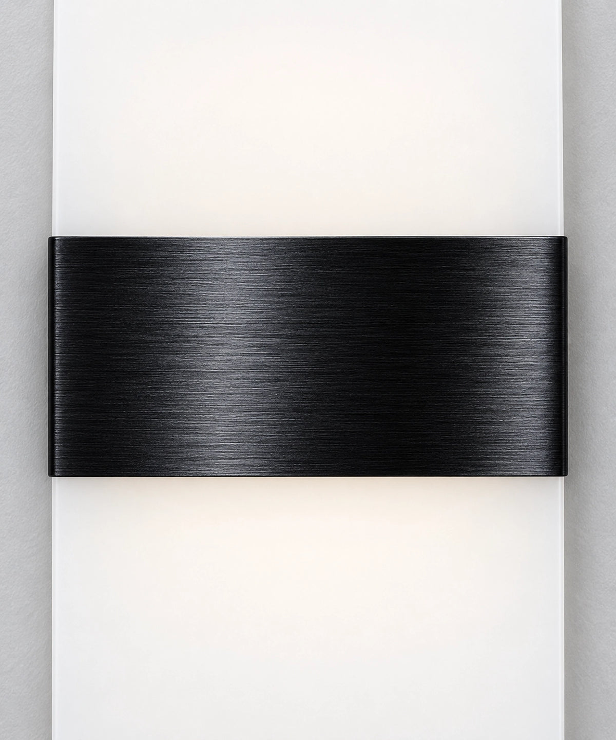 Détail de la bande noire brossée devant le diffuseur blanc de l’applique