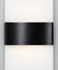 Détail de la bande noire brossée devant le diffuseur blanc de l’applique