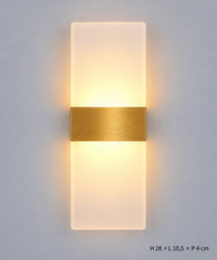 Applique dorée vue de face, dimensions 28 × 10,5 × 4 cm