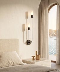 Applique à deux tubes opalins au chevet d'une chambre avec vue mer