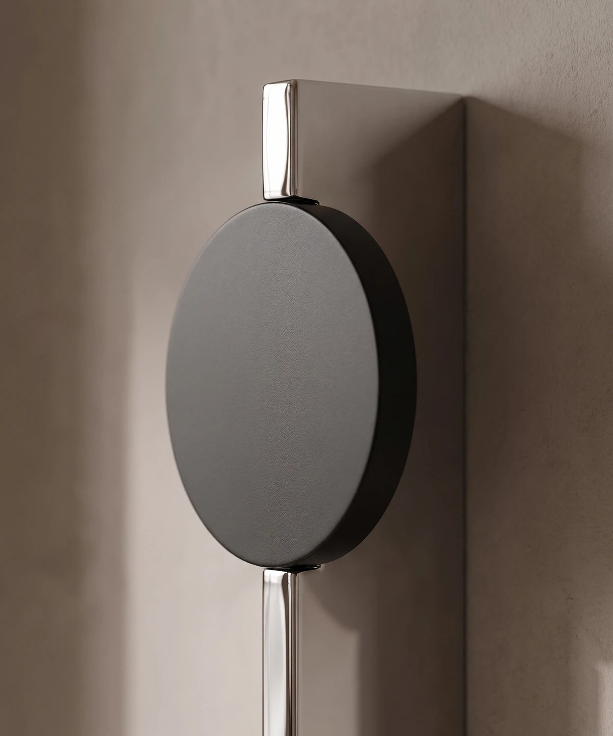 Gros plan sur le disque noir mat et le bord poli miroir de la plaque Image