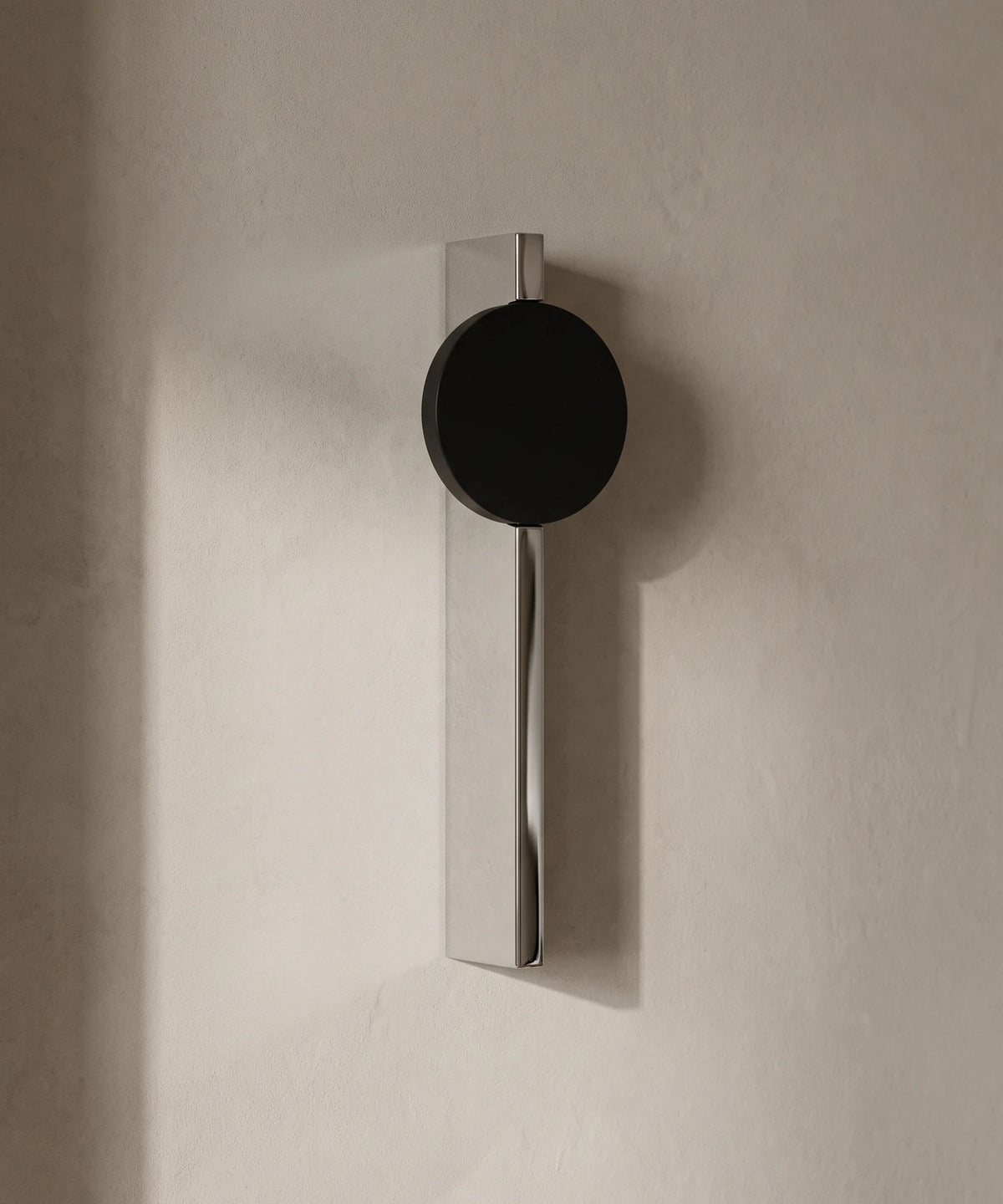 Applique murale effet de lumière : plaque droite en inox chromé et disque noir